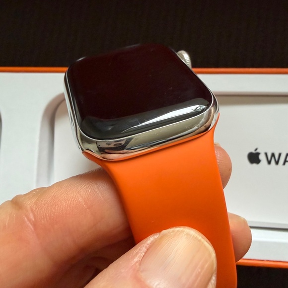 Apple Hermes Watch Series 9, GPS+Cellular, 41mm Stainless Steel Case - Picture 5 of 9